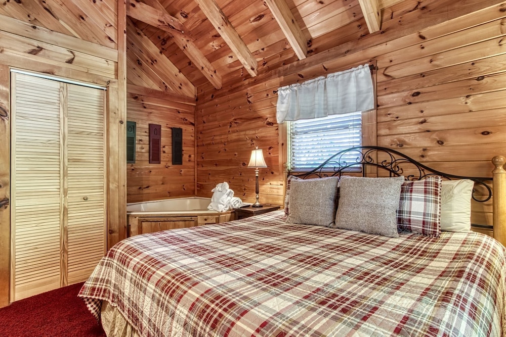 Er1 - Smoky Mountain Escape Great Location - Close To Town! 3 Bedroom Cabin by RedAwning view 2