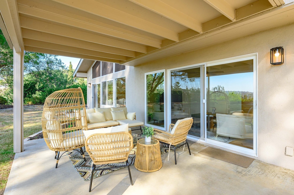 Spacious Retreat With Scenic Mountain Views