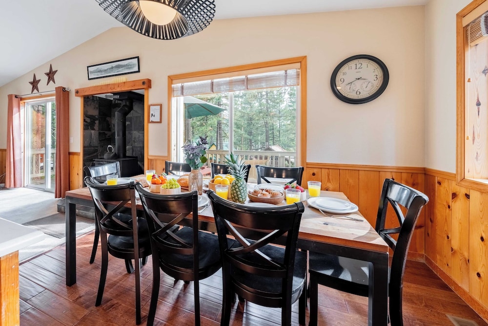 Stylish Truckee Retreat Deck, Near Lake & Skiing Moraine by Avantstay