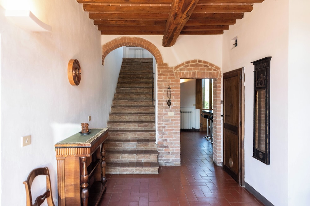 Country Villa In Tuscan Hills