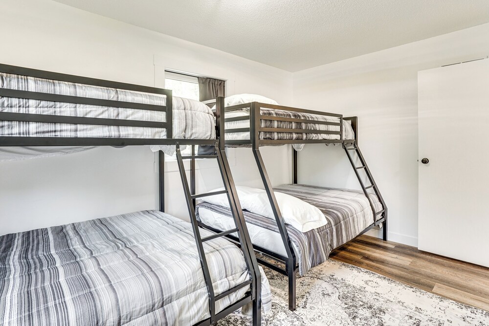 15 Mi to Downtown Sioux Falls: Gem w/ Yard!