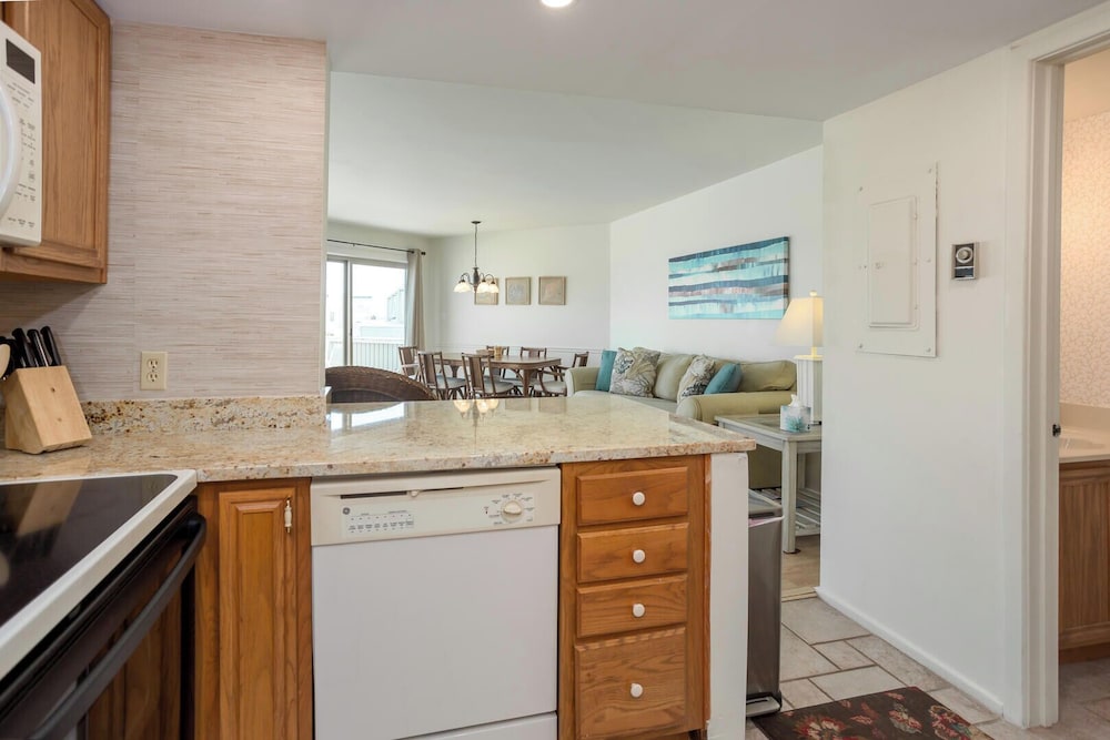 Mariners Court 204