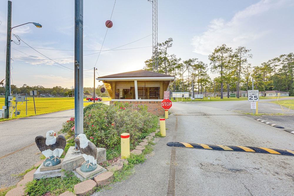 Relax By the Lake: Quiet East Texas Retreat