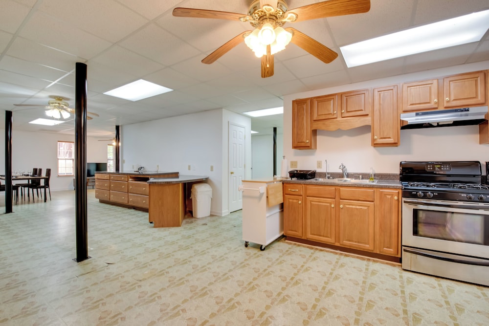 Near Trails & Live Music: Cozy Atlanta Apt!