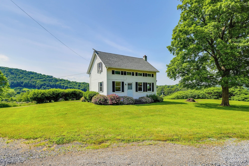 4 Mi to Dtwn Granville: Family Home w/ Deck!
