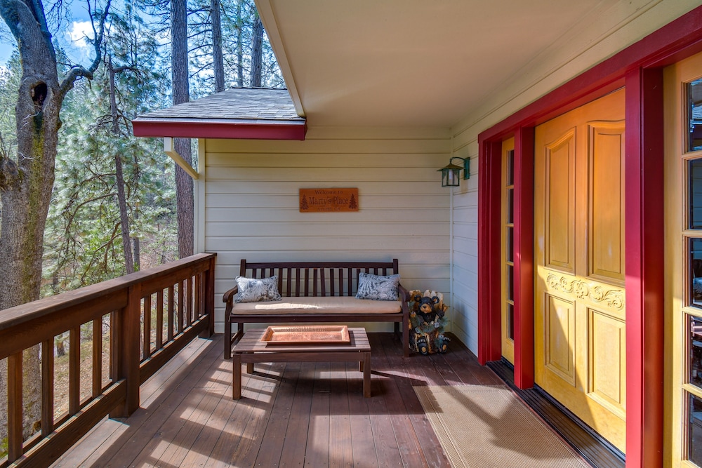 Hot Tub + Pool Table: Cabin Near Calaveras Park!