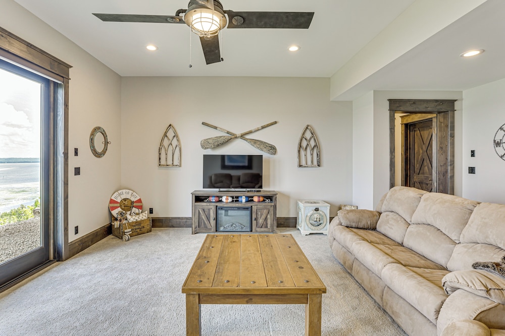 River Views + Wraparound Deck: Dubuque Getaway