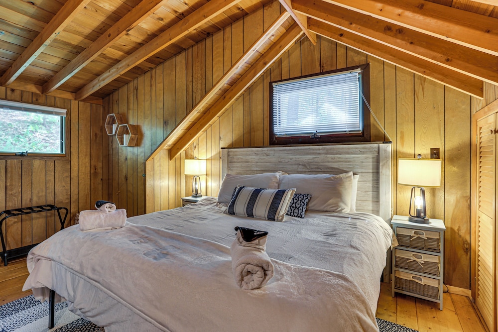 < 1 Mi to Lake: Cabin w/ Hot Tub in Greentown!