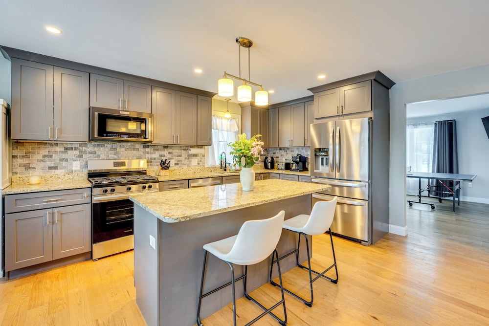 Mtn-view Gem w/ Hot Tub & Fire Pit in North Conway