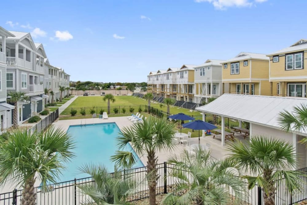 Luxury Beach Condo 5 Min Walk to Beach Shops