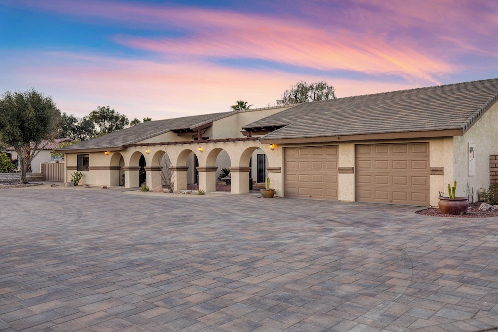 Pool, Sports Court, Game Garage, Fire Pit, & Casita Olivano Ranch by Avantstay