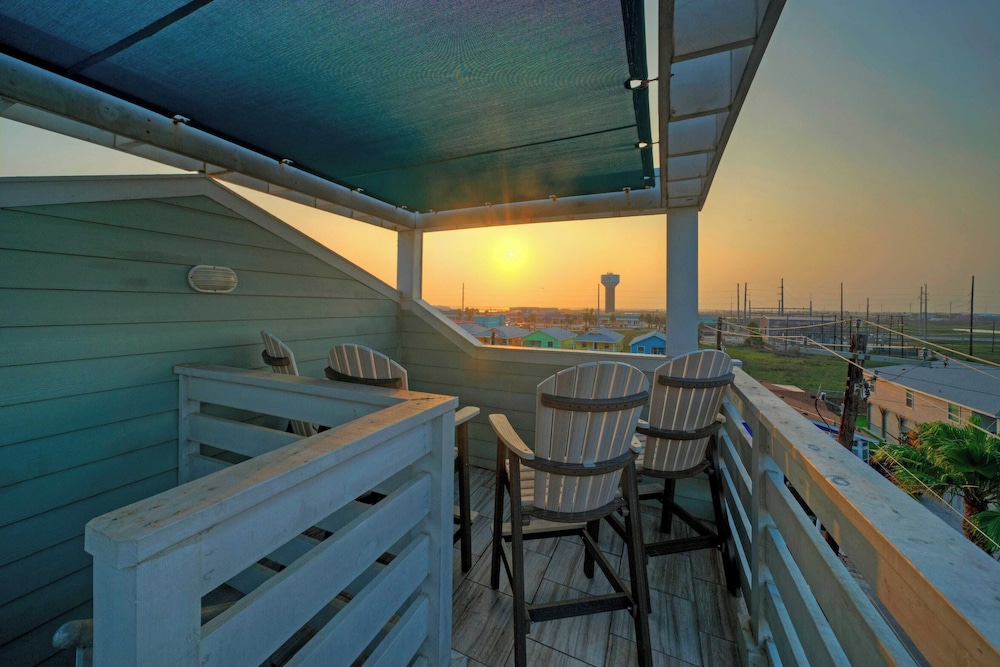 Saltwater Pool, Rooftop Deck w/ View, Near Beach The Blue Crab by Avantstay
