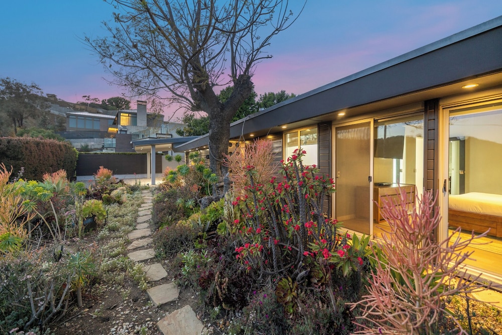 Mulholland View - Mid-century Modern Escape w/ Infinity Pool - Image 3