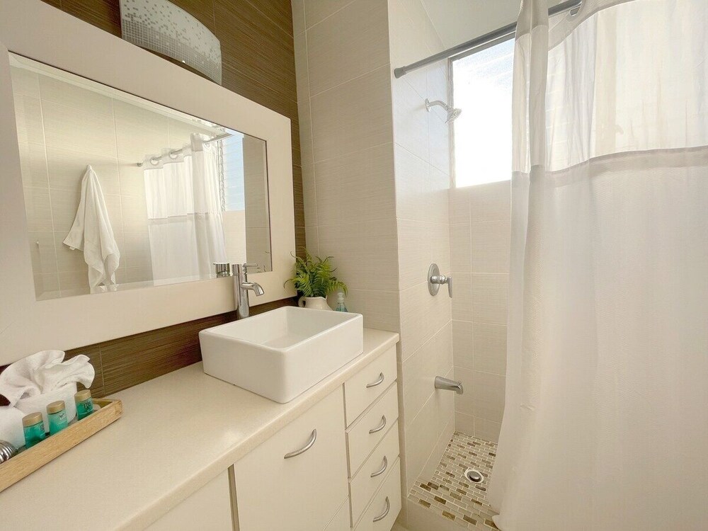 3bd Ocean View At Condado Beach + Parking 3 Bedroom Apts by Redawning view 5