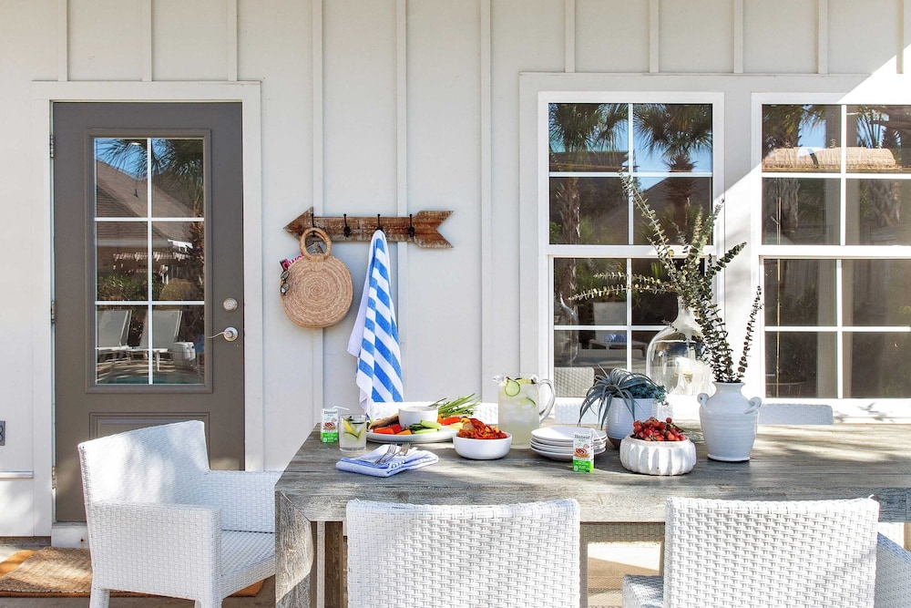 Sleeps 18! Private Pool, Hot Tub, Near Beach Miramar Dream House by Avantstay
