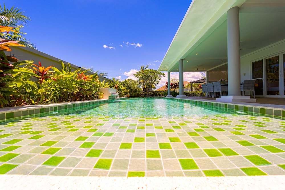 TropicalFamilyVilla w Pool&Garden ML103
