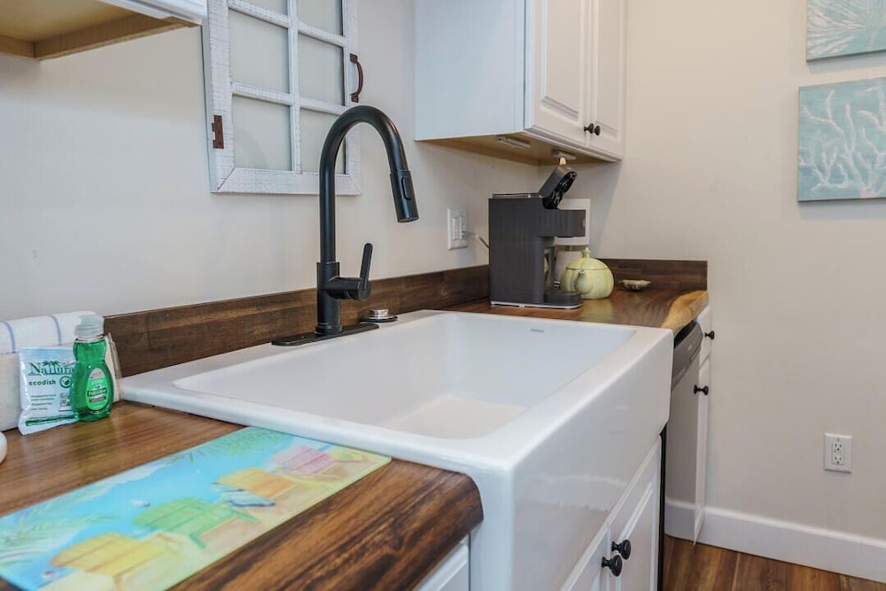Charming 3-bed, 2-bath Home With Wonderful Views of the Golf Course