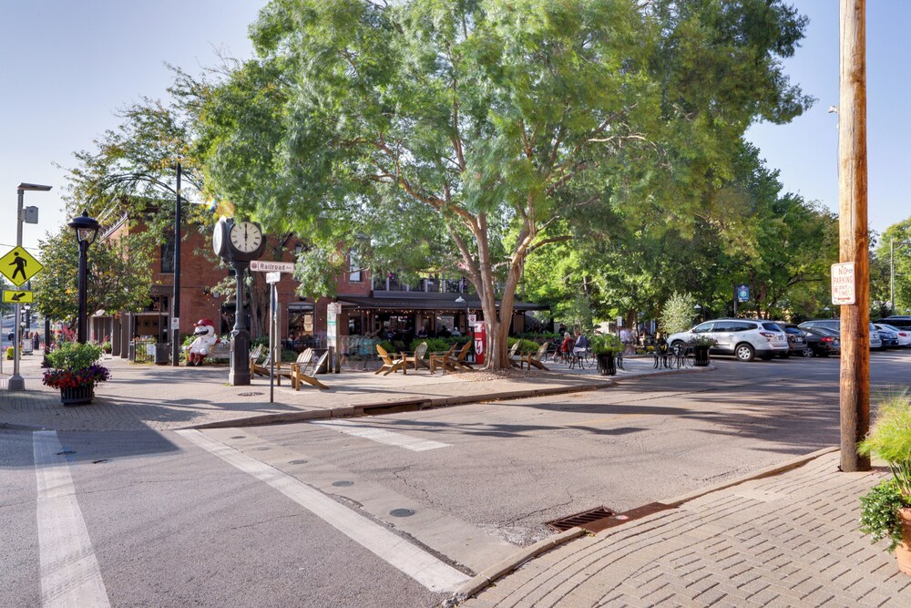 1 Block to Loveland Bike Trail: 'the Frog Man Inn'