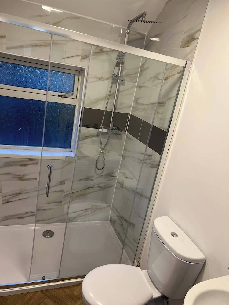 5 Bedroom Cosy Bloxwich Stay - Wifi & Free Parking