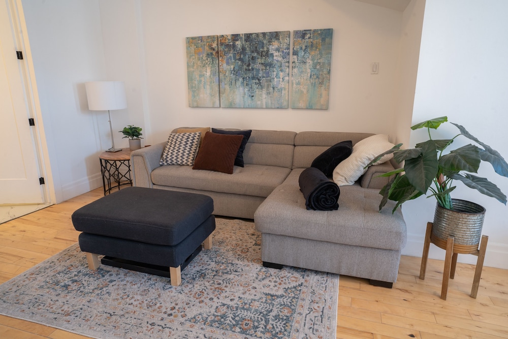 SUPERB 1 Bed Apt. Steps Away From Metro - Image 1