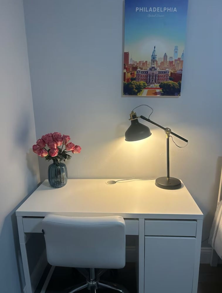 Cozy 2-3 Bedroom Apt in Center City