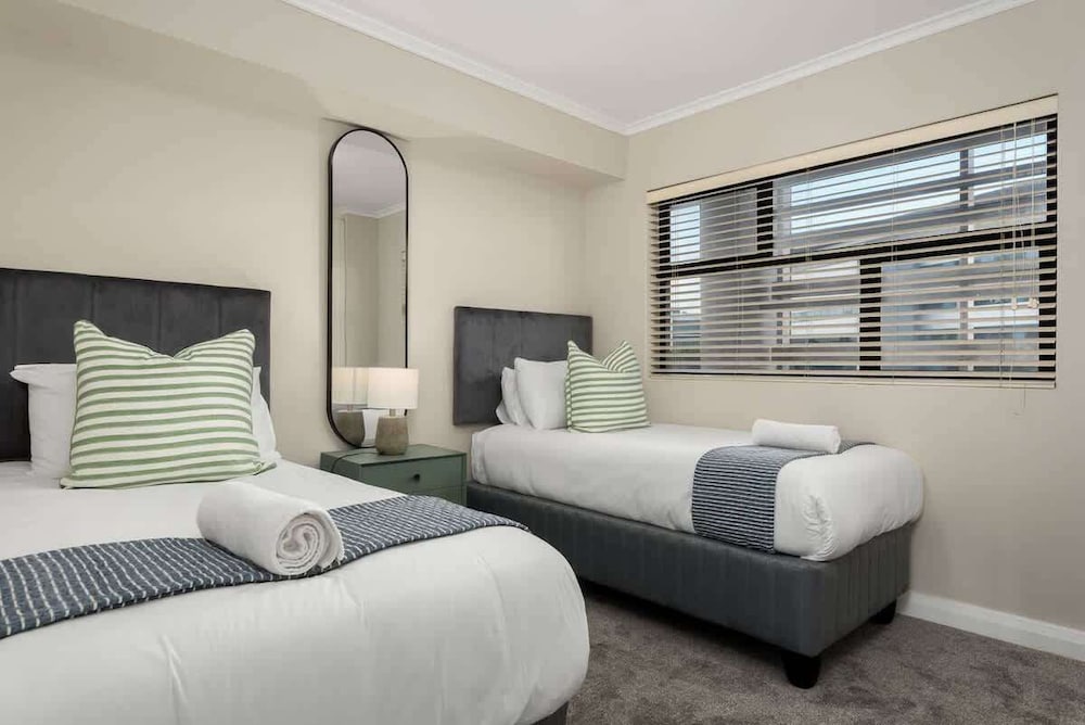 Modern 2 Bed Century City Apartment, Pool + Braai