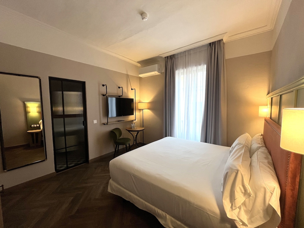Honest Sevilla Hotel 19