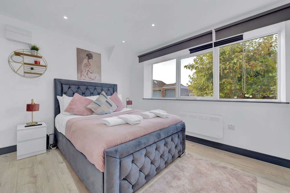 Immaculate 1-bed Studio in Feltham Heathrow London