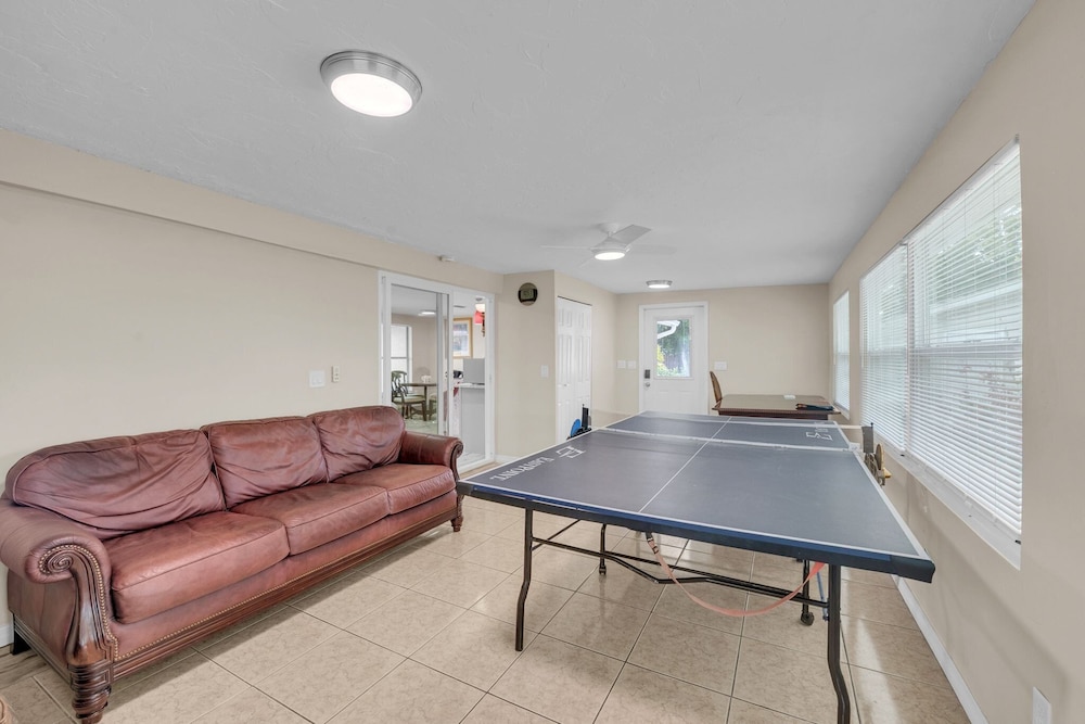 Elwood Park Gem: Spacious 3br Prime Location 3 Bedroom Home