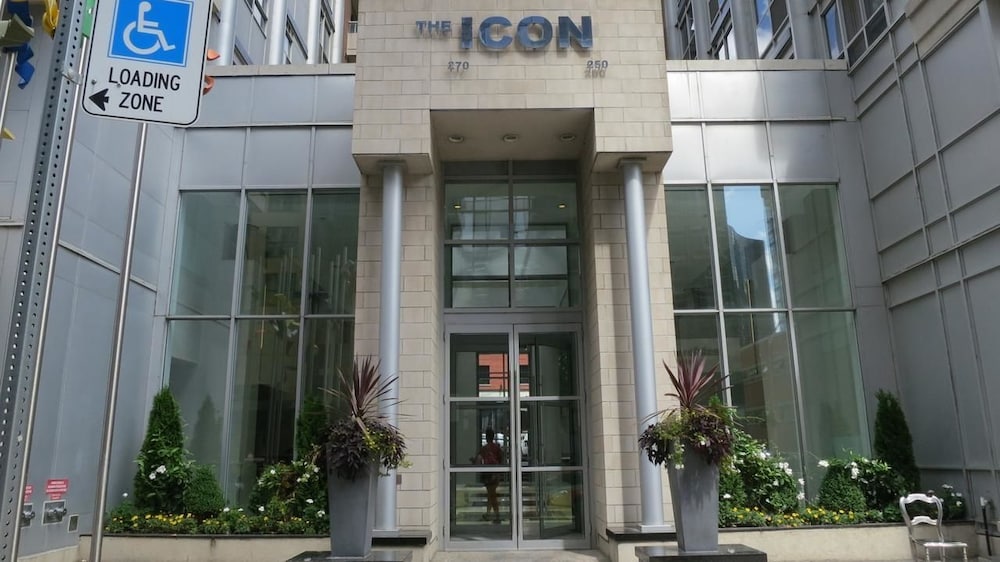 Living Suites Toronto Convention Centre - Image 1