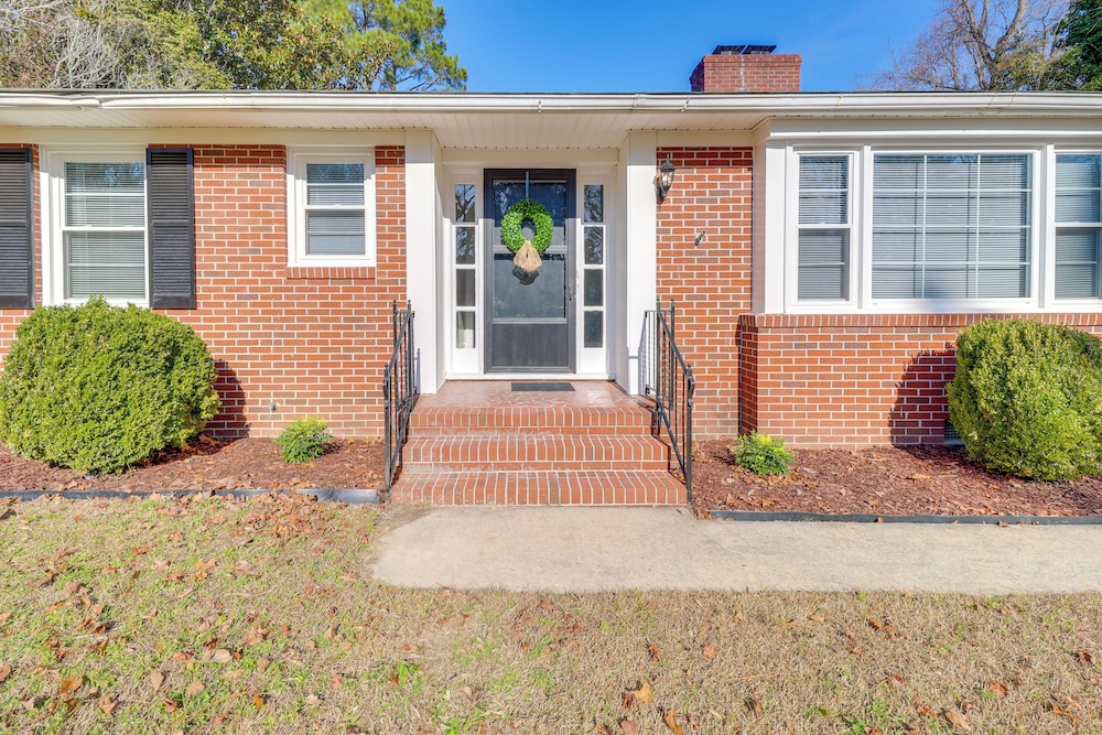 Walk to Chowan University: Dog-friendly Retreat