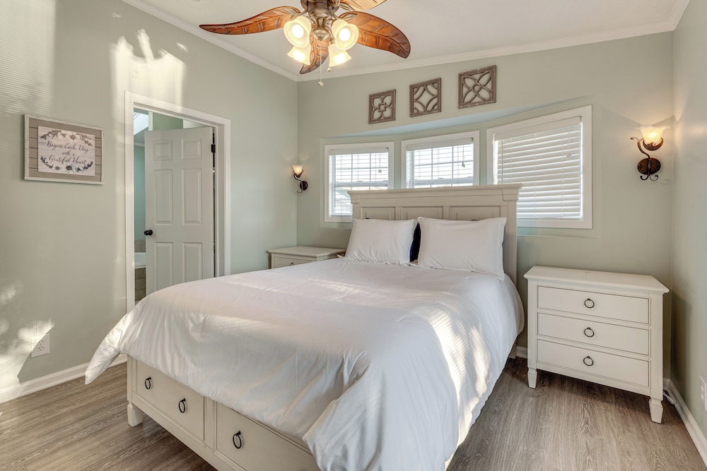 Breathtaking Views & Deck: Badin Lake House!