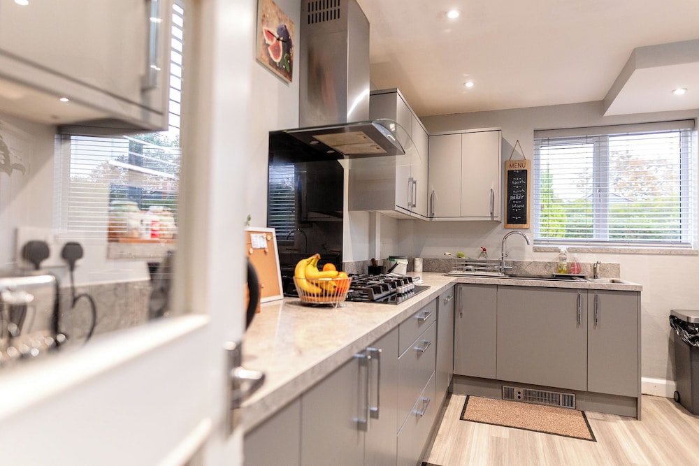 Beautiful Wythenshawe Home Near Airport With Garden & Parking Sleeps 5