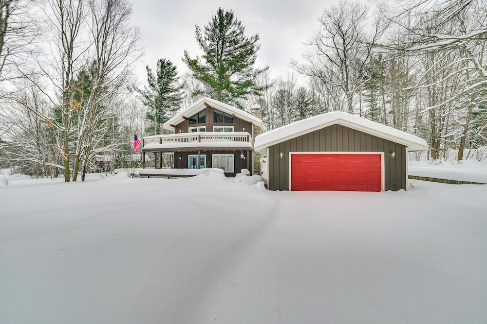 Private Hot Tub & Deck: Gaylord Family Home!