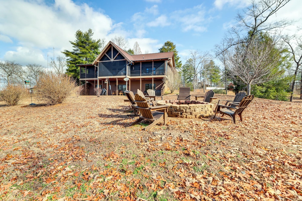 Blue Ridge Orchard Overlook' Cabin w/ Hot Tub