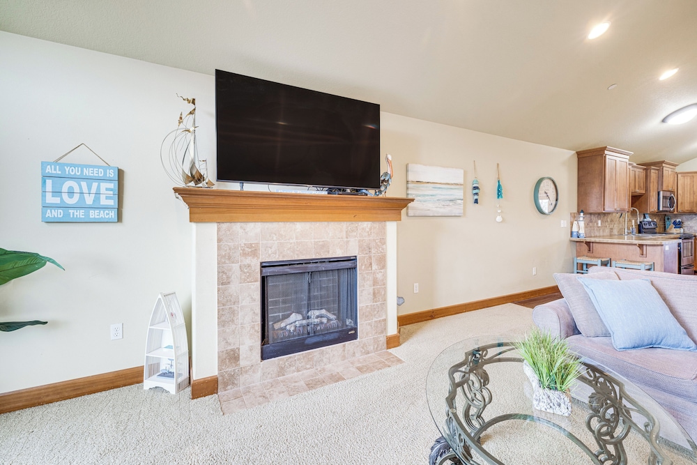 Walk to Lincoln City Beach: Townhome w/ Balconies!