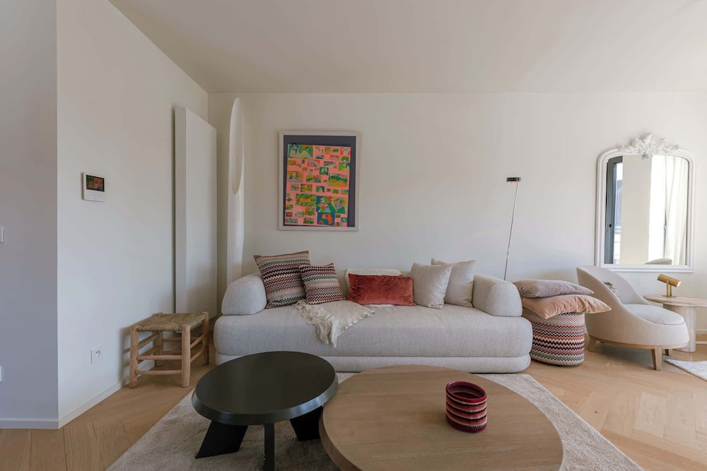 The Sassy Summit - Chic Comfort Views Good Vibe