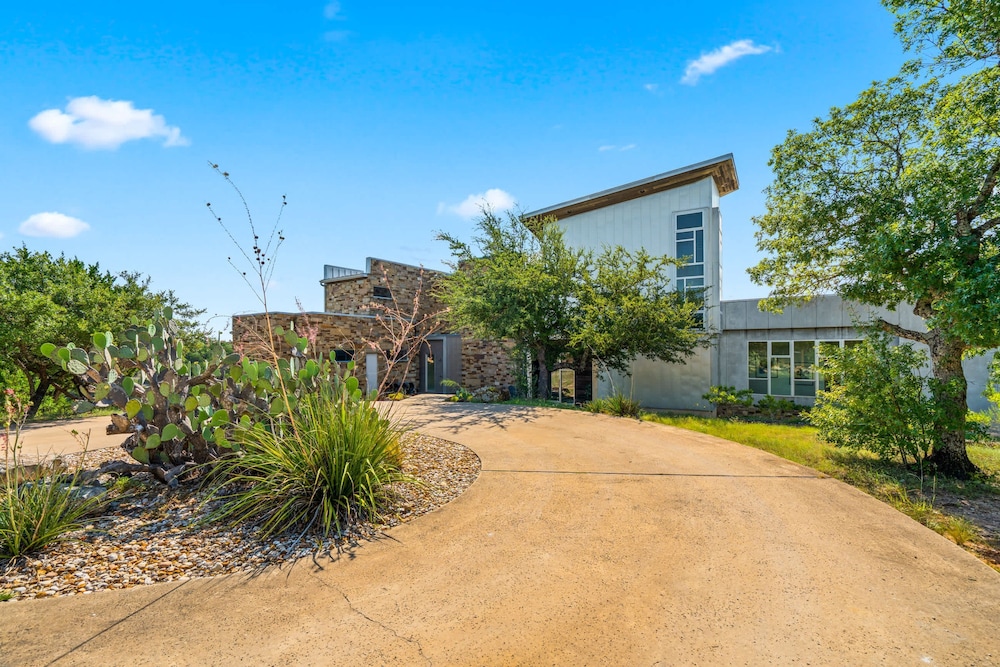 Luxury 4BR Hilltop Retreat With Scenic Views