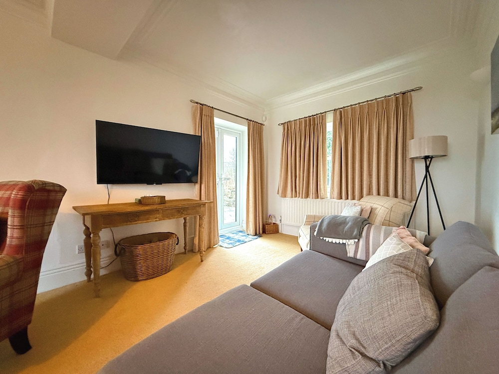 Spacious 4BR Retreat for 8