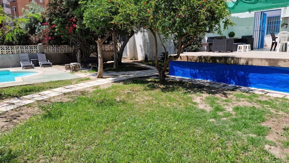 House With Exclusive Pool and Garden 7 min Walk From the Beach and the Center