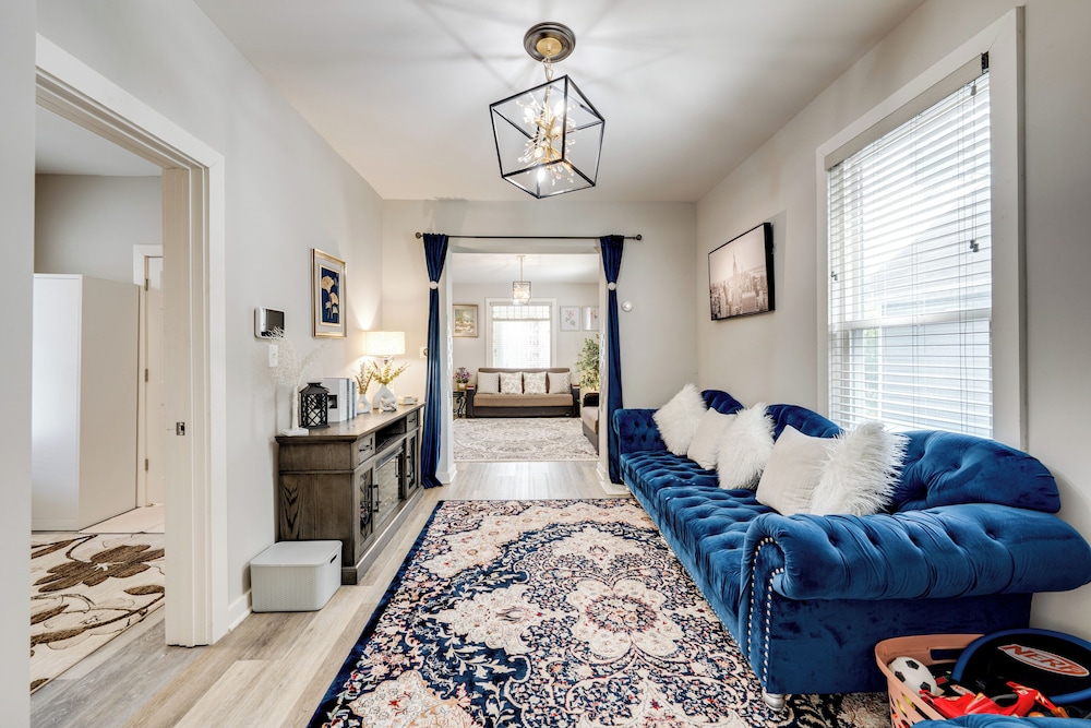 1 Mi to Dtwn Elgin: Dutch Colonial w/ Lovely Patio