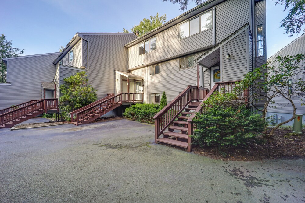 Walk to Ski & Golf: Sugar Mountain Condo! view 3