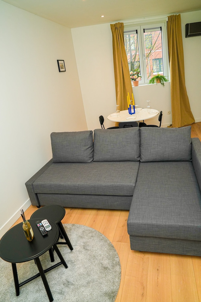 1BR Apt With Living Room Near CityArea