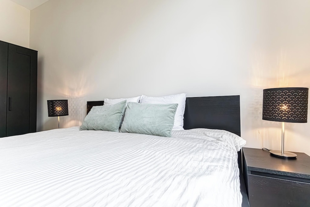 Modern 3BR Apt for 6 with Patio Ghent