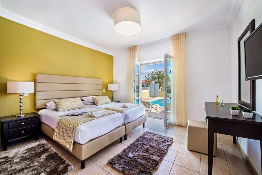 Amapola in Quelfes With 4 Bedrooms and 4 Bathrooms