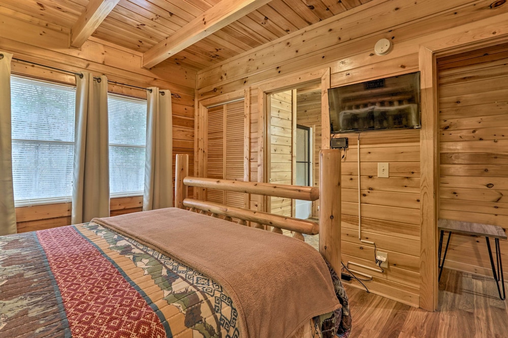 Smoky Mountains Cabin < 1 Mi to Douglas Lake view 4