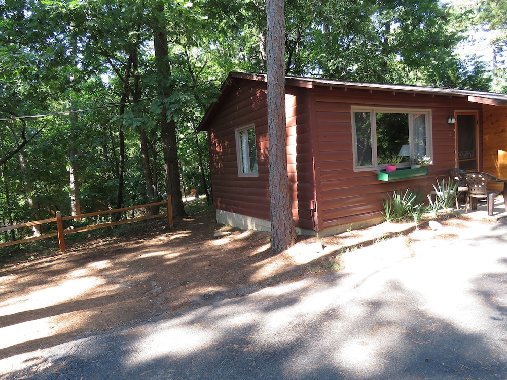 Hotel Tall Pines Inn - Image 1