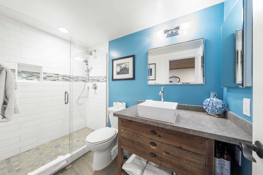 Near Ski, Beach, & Hiking Trails + Clubhouse Pool & Hot Tub Access Juanita Blue by Avantstay