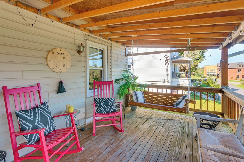 3 Mi to Blackwater Falls: Peaceful Retreat w/ Deck