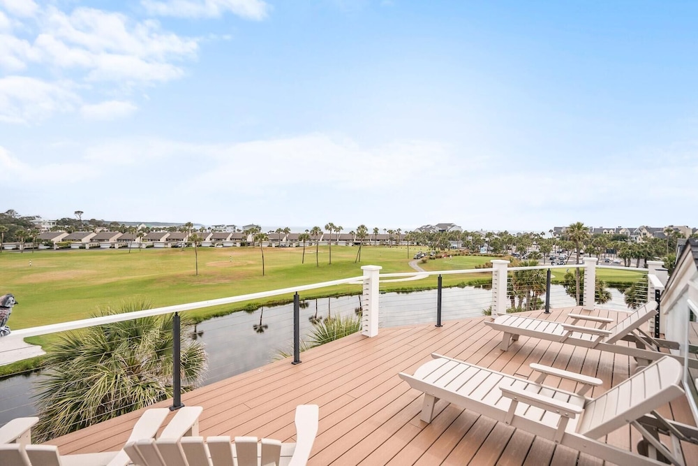 Spacious and Stylish 4-bed, 4.5-bath Home With Stunning Golf Views